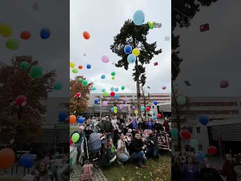 Bunte Luftballons fliegen für Frühgeborene im Helios Vogtland-Klinikum in Plauen | V.TV