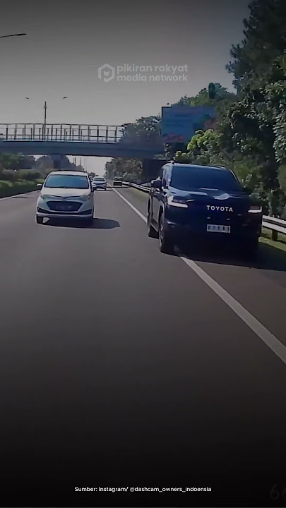 Viral! Mobil Mewah Ber Plat Nomor “BEBAS” Nyalip Gunakan Bahu Jalan di Tol