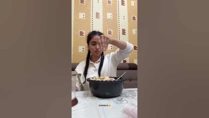 U meni quchoqlab, orqamdan turtib yubordi.