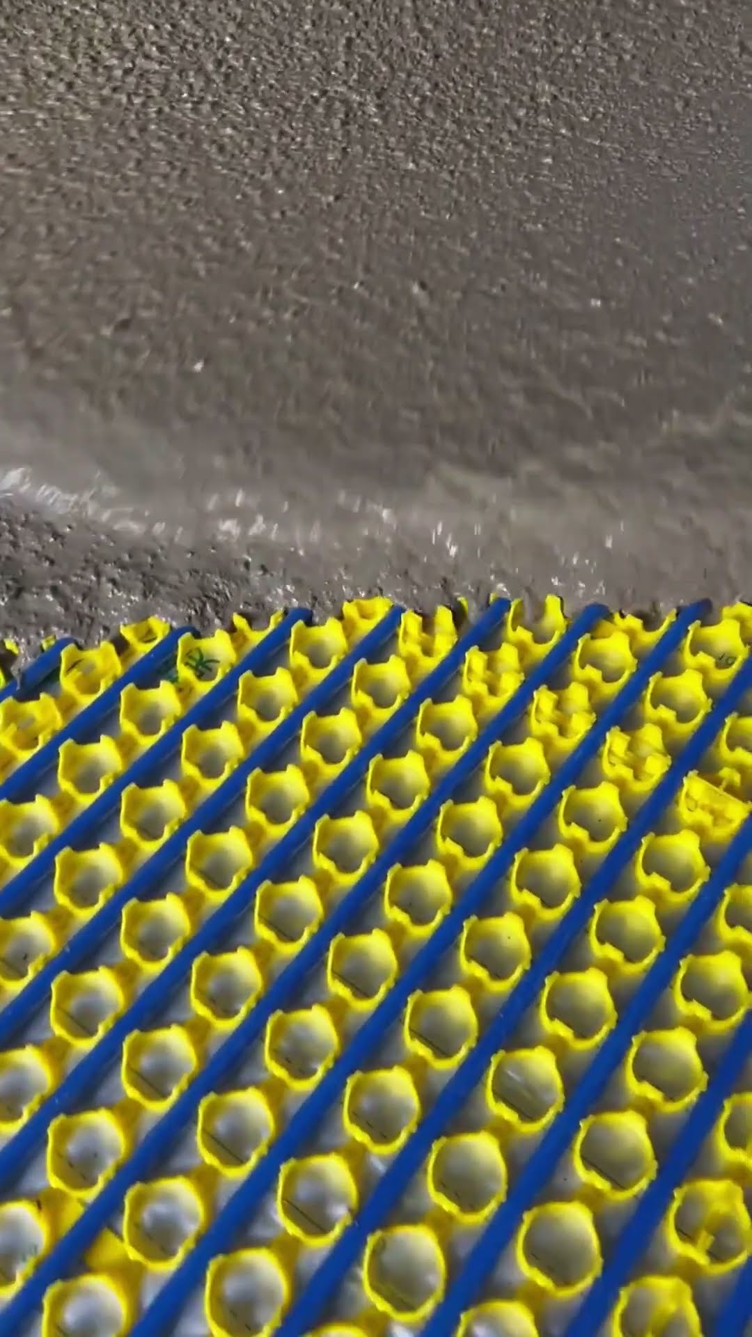 Underfloor heating pipe watering concrete process- Good tools and machinery make work easy