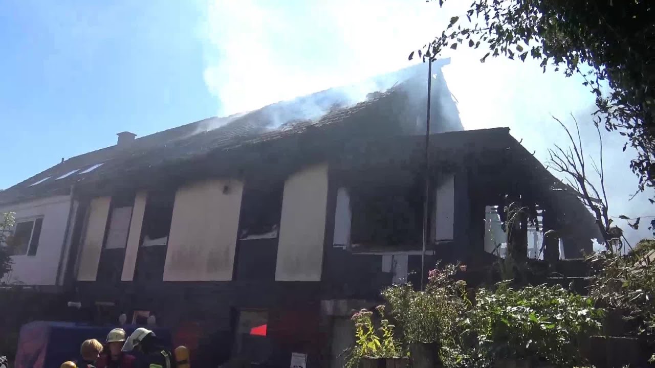 Einfamilienhaus in Vollbrand in Bonn-Lannesdorf am 25.08.16 + O-Ton