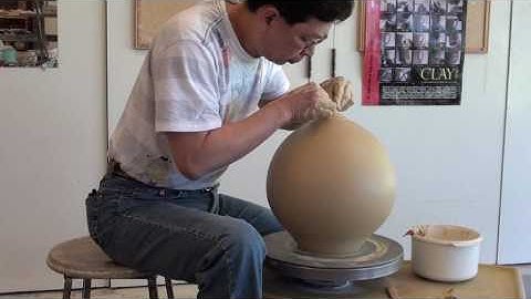 2. Throwing a Large Closed Form / Vase with Hsin-Chuen Lin