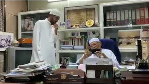 Muadhin of Masjid Al Haram, Sheikh Ali Mulla, watching 42 yr old video of him saying adhan