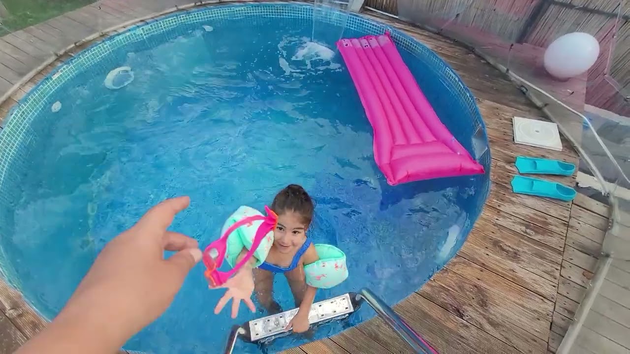 Seray yine havuzda 😃😃🤭