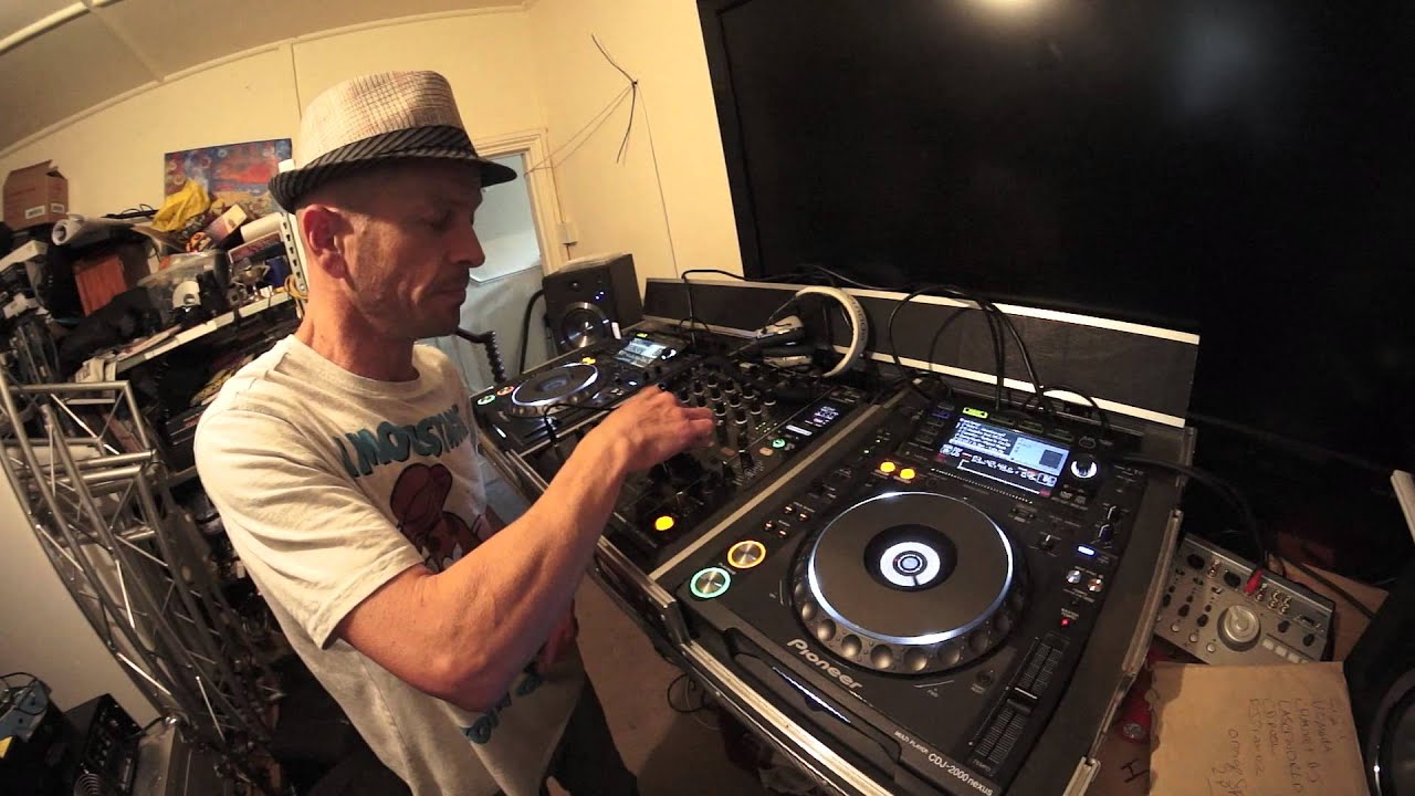 DJ TUTORIAL ON MIXING DRUM AND BASS FINDING THE TIMING AND COUNTING