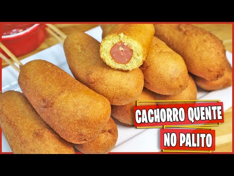 Corn dog é uma salsicha no palito com queijo mussarela, revestida com massa  de farinha e frita. comida de rua coreana de cachorro-quente