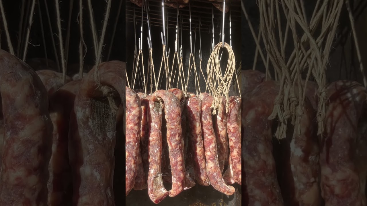 Saucisses sèches au fumoir maison. 