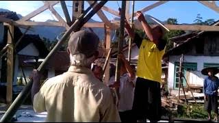 GOTONG ROYONG BANGUN RUMAH WARGA DESA