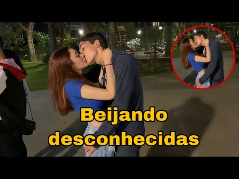 Beijando desconhecidas com desafio(roleta do beijo)parte 6 Petrópolis