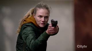Chicago PD 10x07 (5) Upton and Torres chase suspect, Upton shoots him