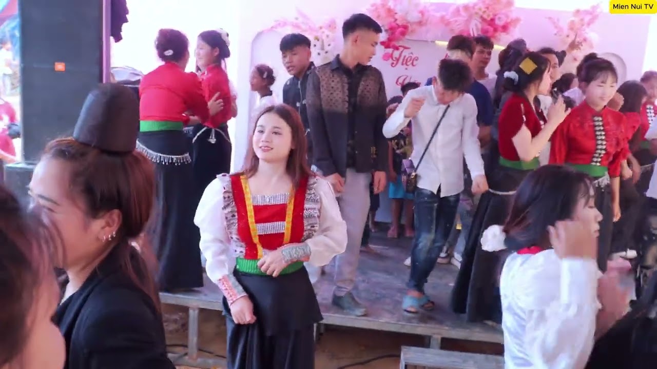 Nhảy múa hết mình mừng LTH Văn Dung - Diễm My, bản Huổi Ỏi - Mường Hung