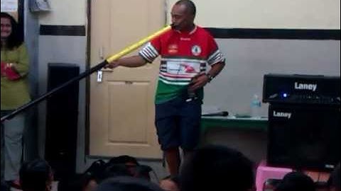 Didgeridoo musician Tjupurru teaching the children music