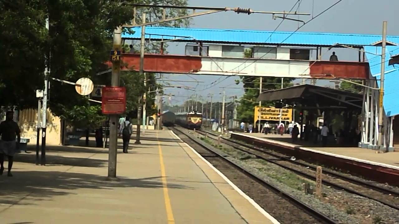Perfect Crossing : Dual Honking WAP4 West Coast Crosses WAM4 Hubli Express !!