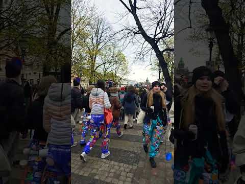 باور نمی کنی توی فنلاند اینجوری جشن می گیرن  توی هلسینکی فنلاند  