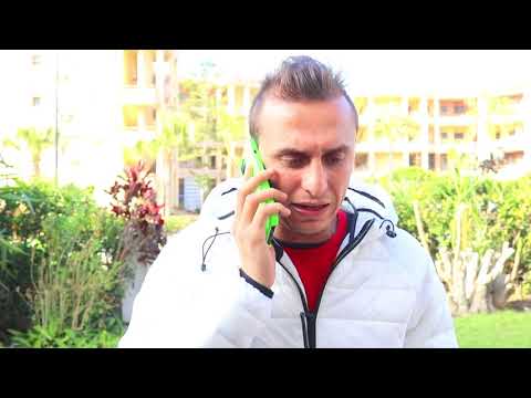 سواق تاكسى يعطى موبيل لبنت صغيره