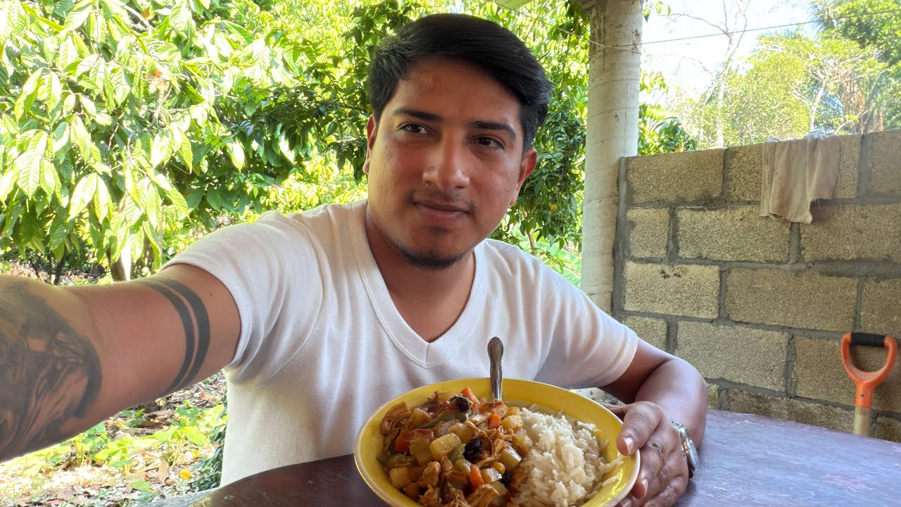 Sin luz , pero aún así mi mamá preparó un rico picadillo de pollo 🤤🏞️