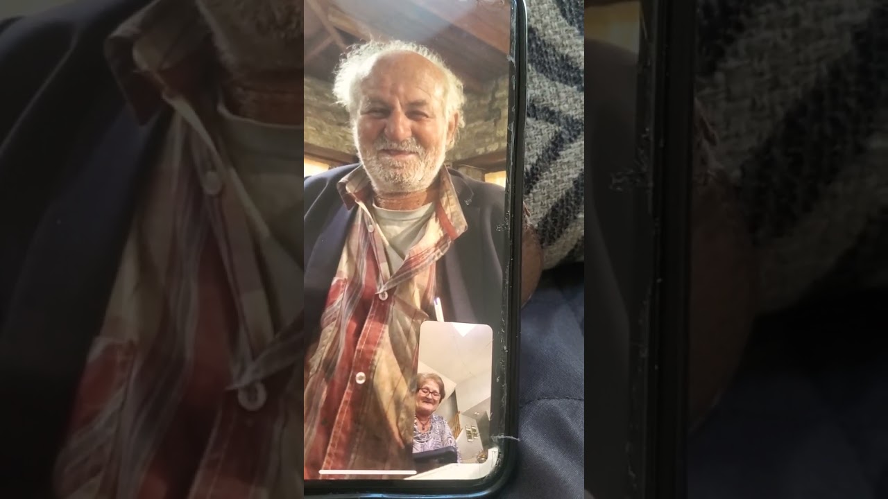 ΕΔΩ ΓΕΛΑΜΕ  ΜΕ ΜΠΙΛΙΑ ΚΑΙ με το κουκλάκι