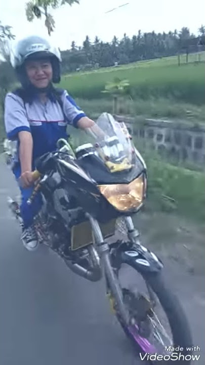 Cewek cantik naik ninjaR
