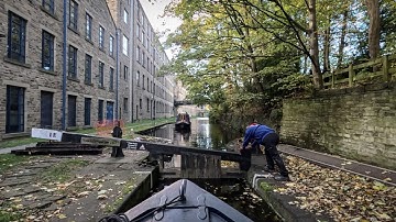 E27.2 || Starting the Climb up the Huddersfield Narrow Canal