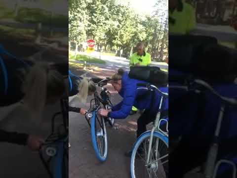 Jackie Groenen gaat fietsen... met hulp van Sari van Veenendaal
