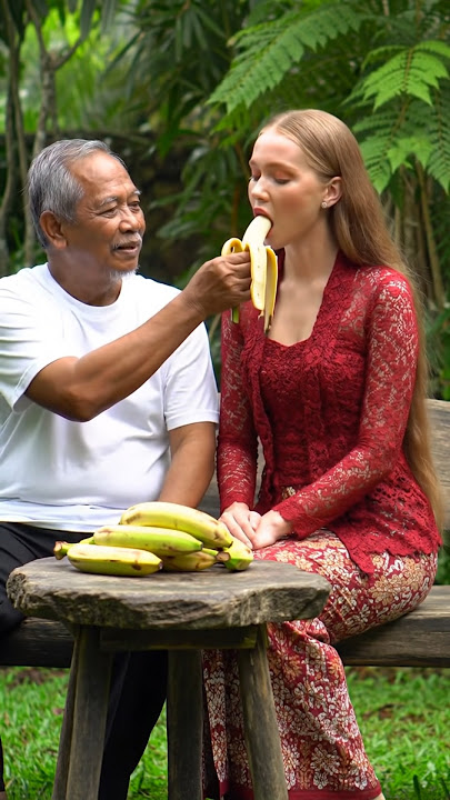 makan buah pisang di suapi pujaan hati, sungguh enak nya #beautiful #fruit