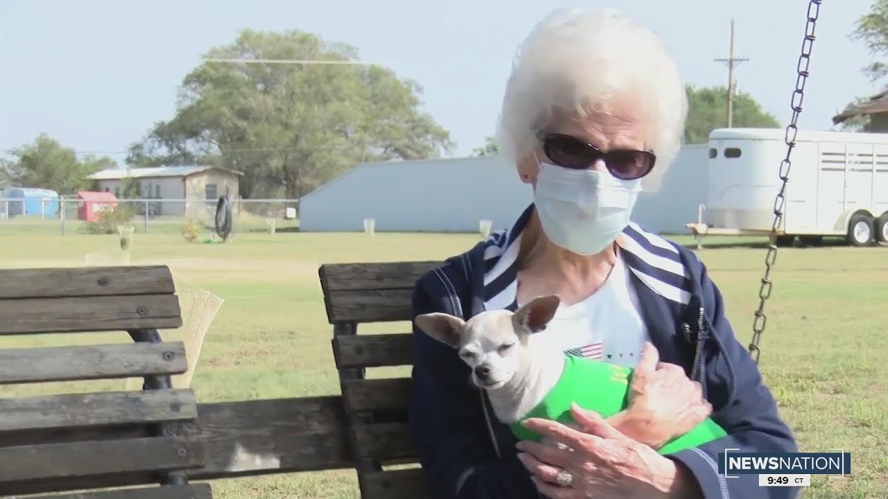 Texas woman, 90, spends pandemic knitting scarves for local shelters