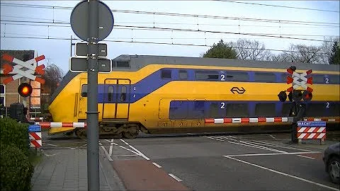 Spoorwegovergang Bosschenhoofd // Dutch railroad crossing