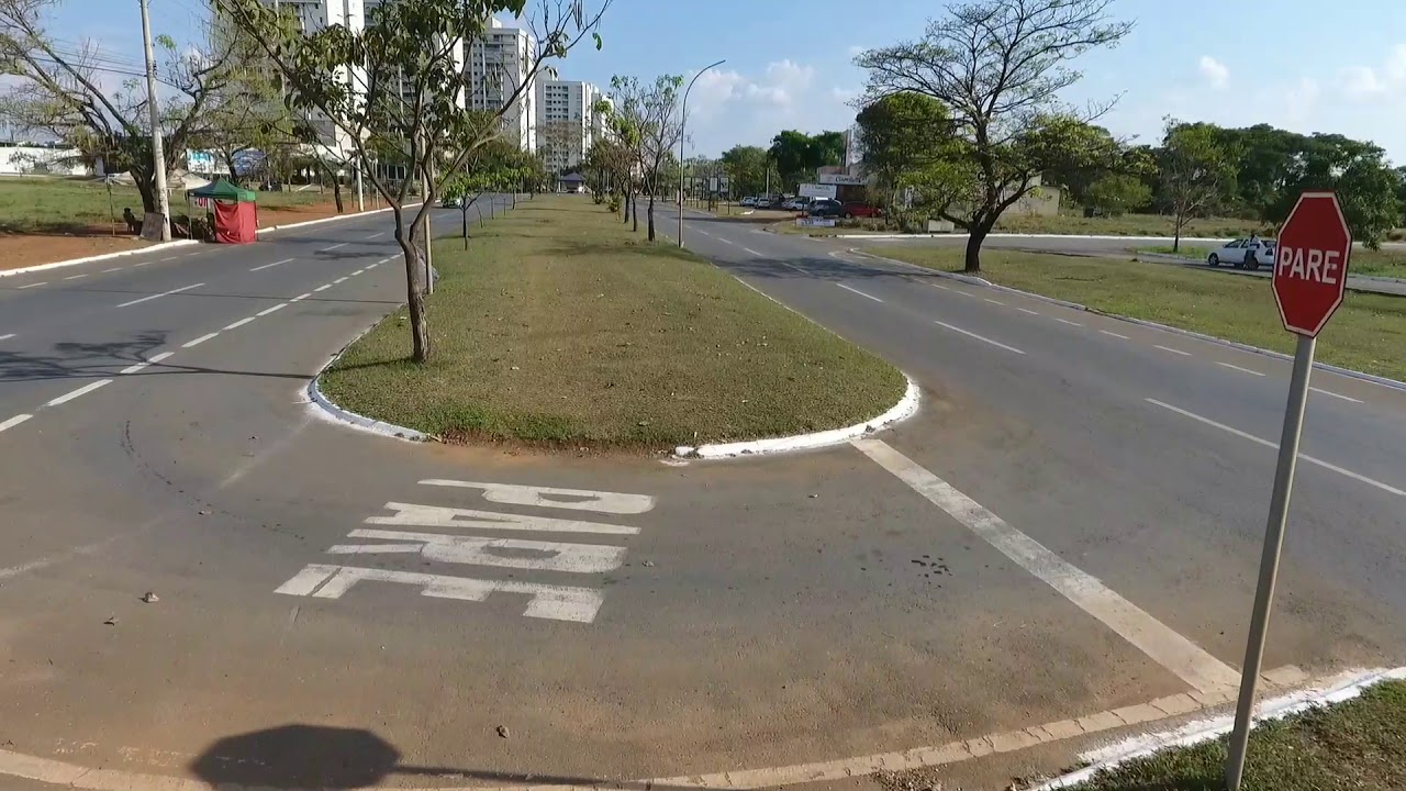 Drone voando baixo na avenida