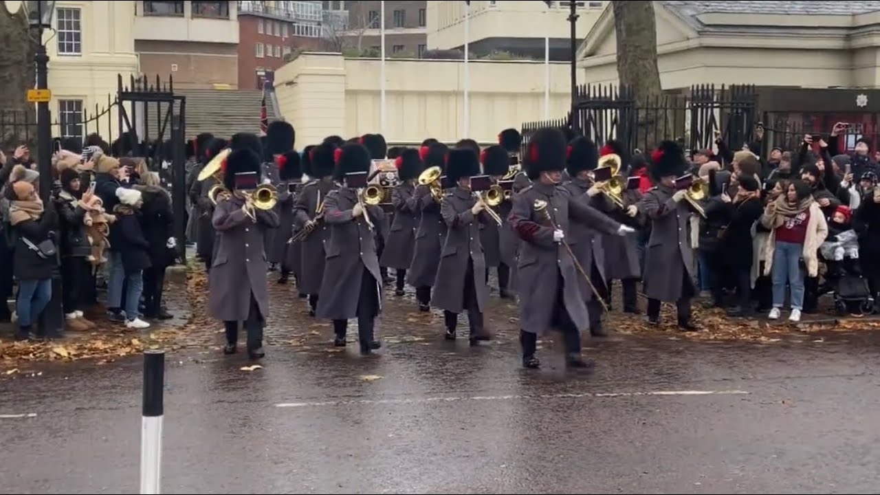 Band of the Coldstream Guards March to Buckingham Palace (18/12/2022)