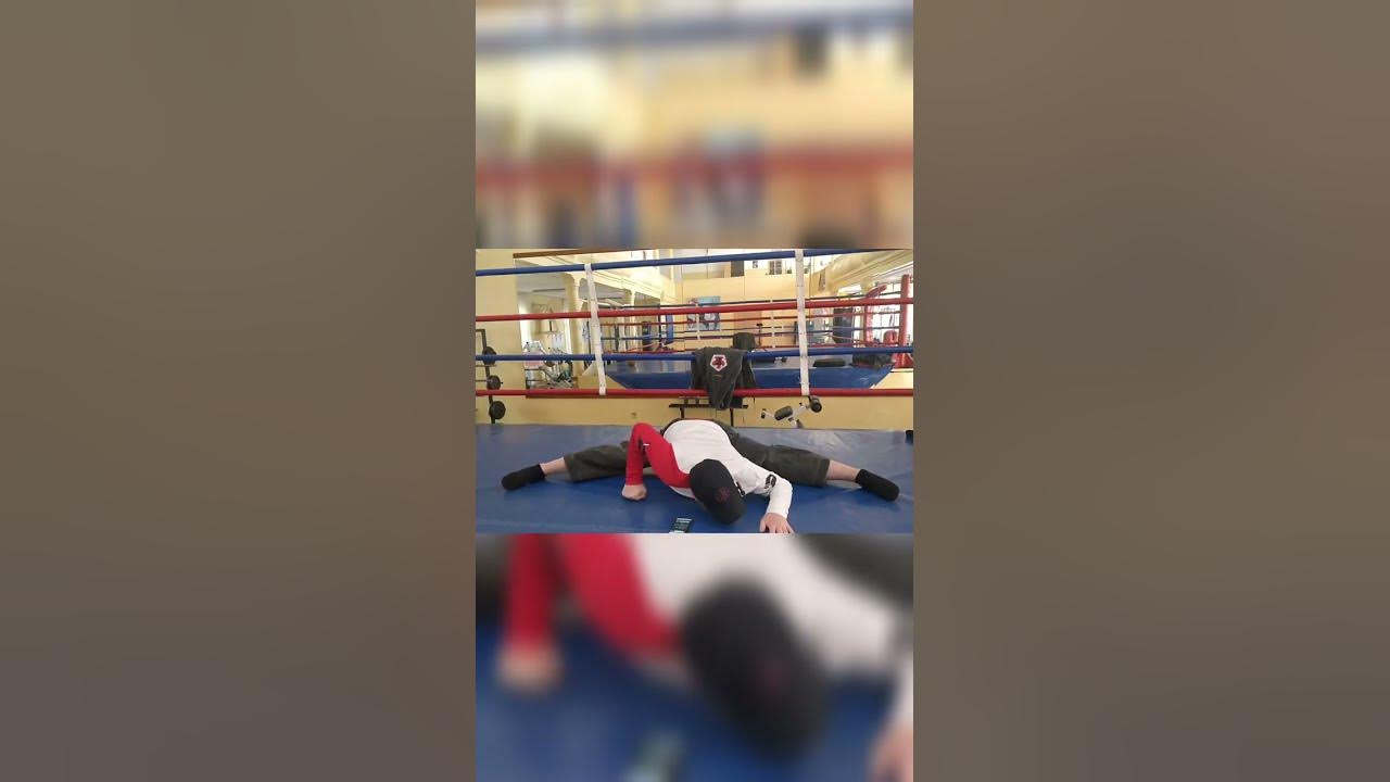 Дэниэл Бернхард на поперечном шпагате