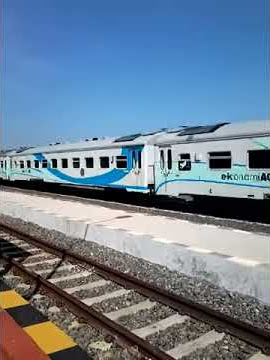 CC203 MENARIK KERETA API MENOREH DI KURIPAN