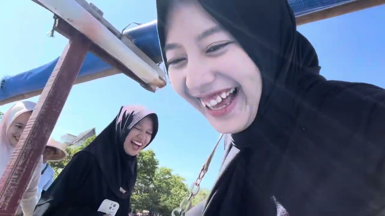 BERENANG DI PANTAI❓❗️ SAMA SIAPA YA❓