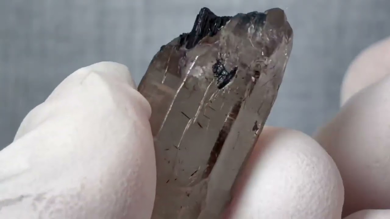 在庫整理特価 ベトナム産 ・スモーキークォーツ トルマリン入り結晶37