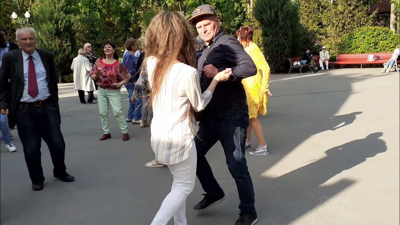 Танцы в харькове парке горького новое 2024. Танцы в харькове парк шевченко. Парк горького видео. Танцы харьков парк горького 2024 год. Танцы в парке горького в харькове новое.