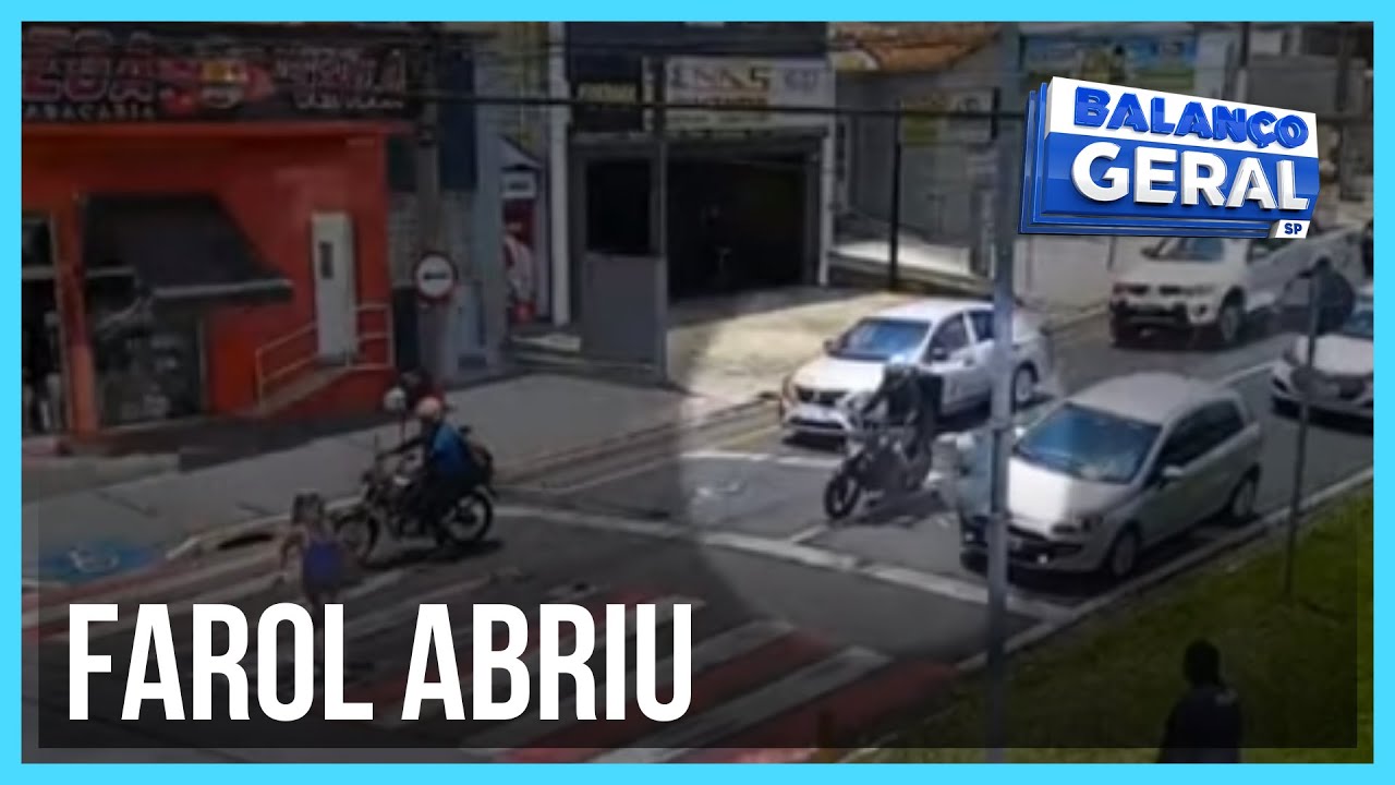 Mulher é atropelada por motociclista ao atravessar na faixa de pedestre