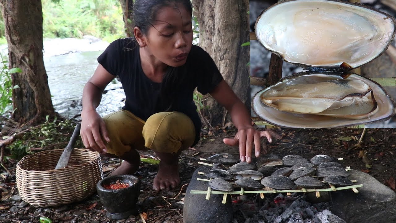 Earn shellfish to Cook on bamboo for eating delicious, Primitive ...