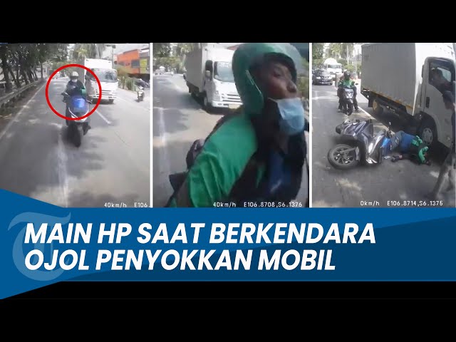DETIK-DETIK Driver Ojol Tabrak Belakang Innova hingga Penyok, Gara-gara Main HP saat Berkendara class=