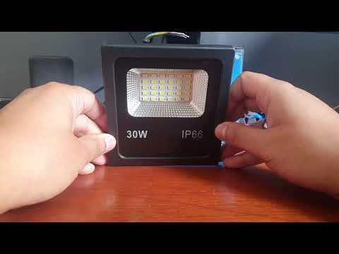 Vídeo: Quão brilhante é um holofote LED de 30 W?