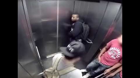 Peido no elevador
