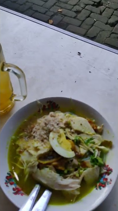 STORY WA MAKAN SOTO AYAM DI GKB