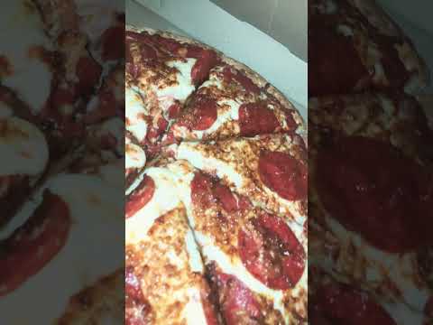 Quick-Trip XL Pepperoni Pizza QT quiktrip youtubeshorts shortsfeed pizza food foodie