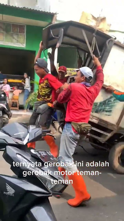 Gerobak sampah terpisah dari motor nya #lucu #shorts
