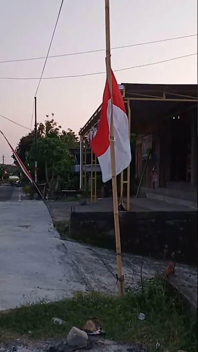 Berbagsi tanda tanya, bendera setengah tiang pada  Bulan Agustus.