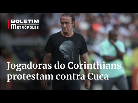 Jogadoras do Corinthians protestam durante estreia de Cuca; veja
