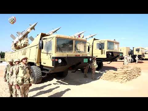 לוטננט גנרל עבדול מג'יד סאקר בודק את אחד מהרכבי כוחות ההגנה האווירית ופוגש מספר לוחמים