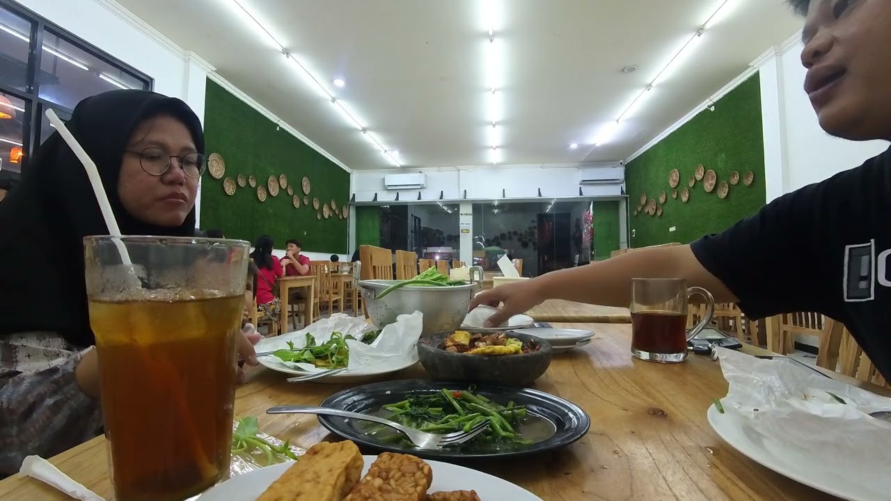 Spicy Indonesian “Penyetan” at Penyetan Makdel Gading | Solo Street Food Experience 🌶️🇮🇩