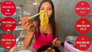 MICHELIN GUIDE THAI STREET FOOD! Chicken & Bacon Fried Crispy Noodle In Bangkok Thailand 🇹🇭