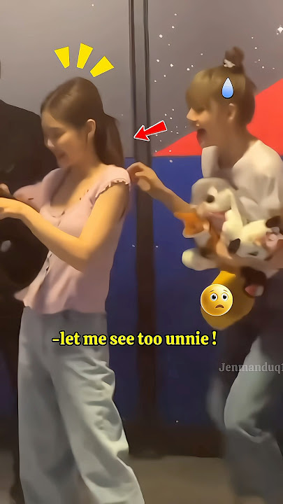 Jennie Quickly Snatches Fan Gift from Lisa 😲 #blackpinkedit #jennie #jenniekim #lalisa