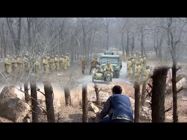 抗日功夫電影 | 抗日女侠發現日軍車隊，與八路軍裡應外合滅殺日軍 class=