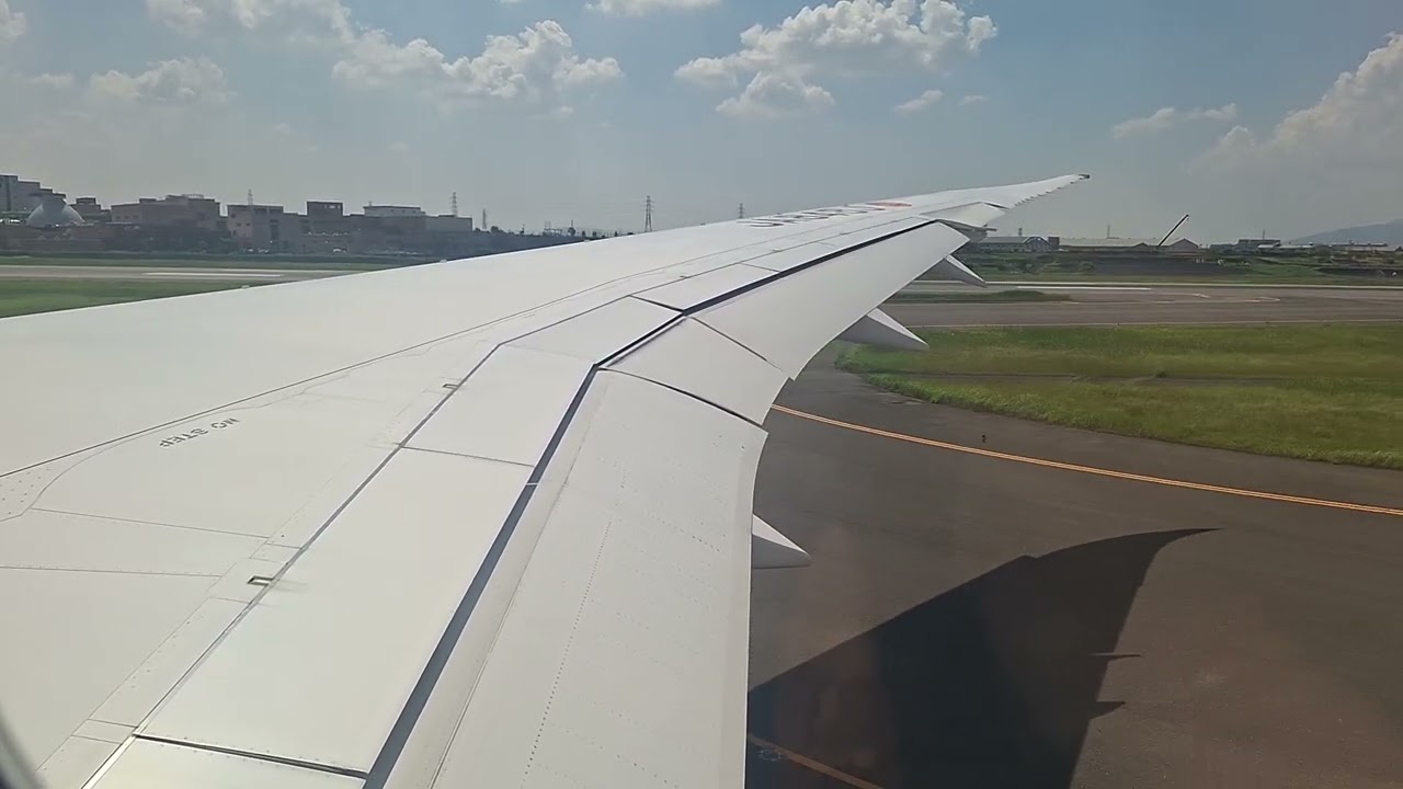Japan Airlines Boeing B787-8 Takeoff at Osaka-Itami International Airport, Osaka